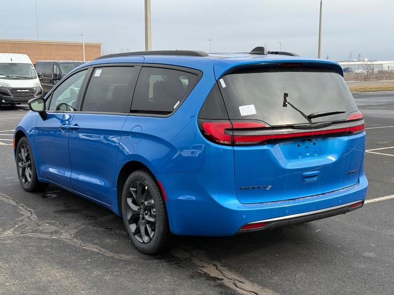 Chrysler Pacifica Vehicle Full-screen Gallery Image 5