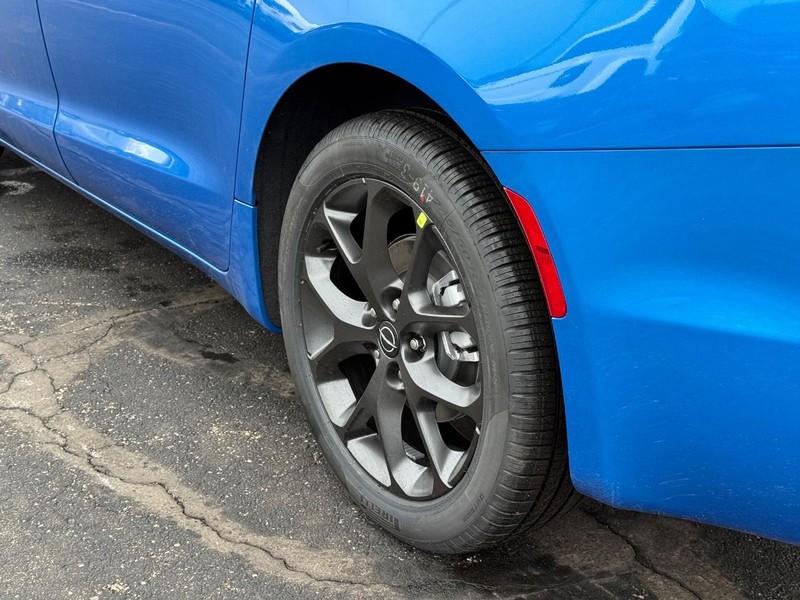 Chrysler Pacifica Vehicle Full-screen Gallery Image 6