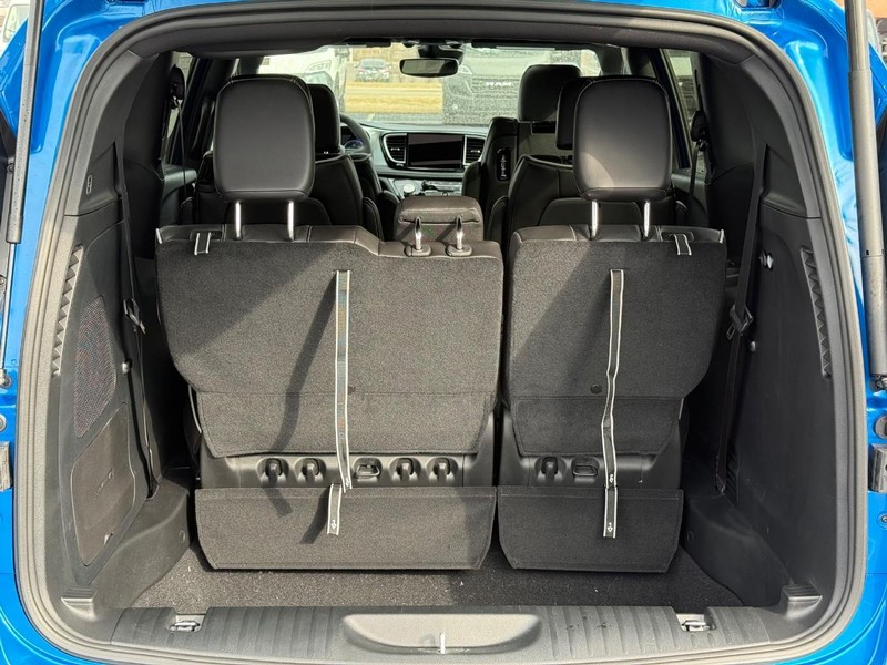 Chrysler Pacifica Vehicle Full-screen Gallery Image 7