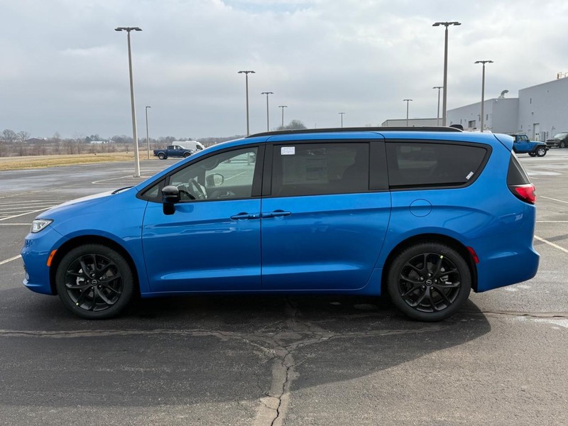 Chrysler Pacifica Vehicle Full-screen Gallery Image 9