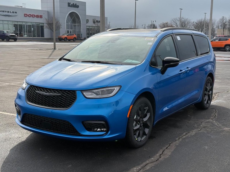 Chrysler Pacifica Vehicle Full-screen Gallery Image 10