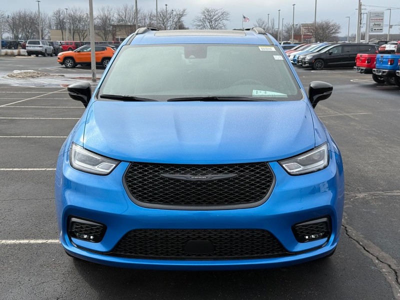 Chrysler Pacifica Vehicle Full-screen Gallery Image 11