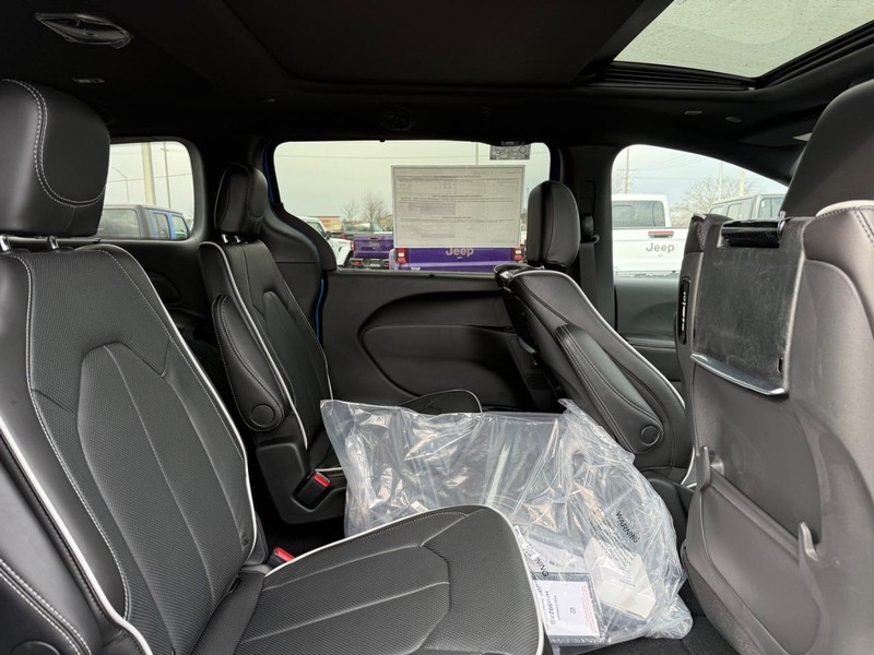 Chrysler Pacifica Vehicle Full-screen Gallery Image 12