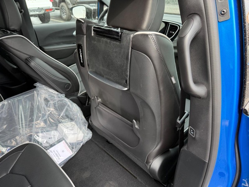 Chrysler Pacifica Vehicle Full-screen Gallery Image 13