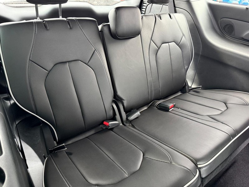 Chrysler Pacifica Vehicle Full-screen Gallery Image 14