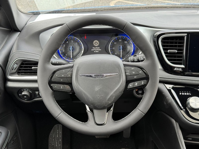 Chrysler Pacifica Vehicle Full-screen Gallery Image 17