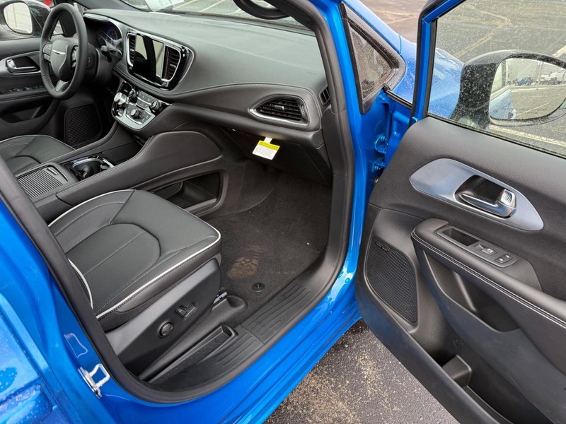 Chrysler Pacifica Vehicle Full-screen Gallery Image 18