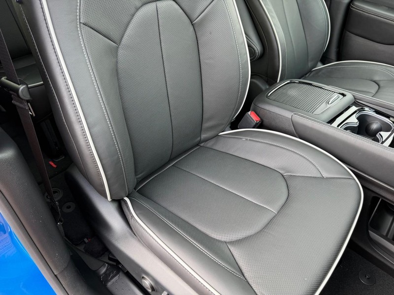 Chrysler Pacifica Vehicle Full-screen Gallery Image 19