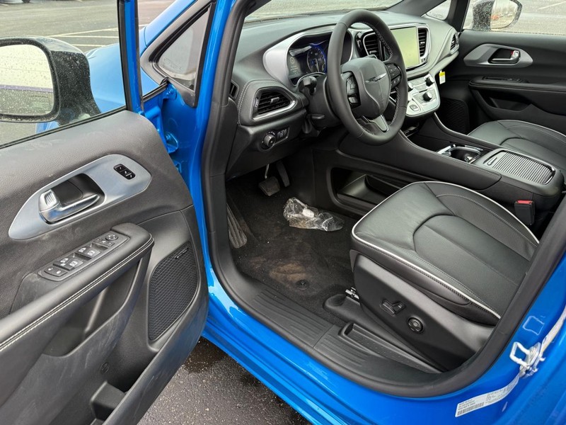 Chrysler Pacifica Vehicle Full-screen Gallery Image 20