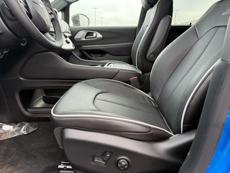 Chrysler Pacifica Vehicle Full-screen Gallery Image 21