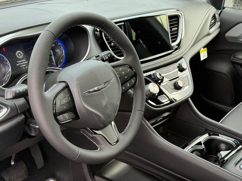 Chrysler Pacifica Vehicle Full-screen Gallery Image 22