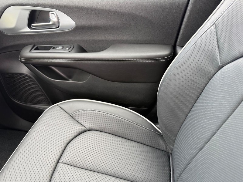 Chrysler Pacifica Vehicle Full-screen Gallery Image 30