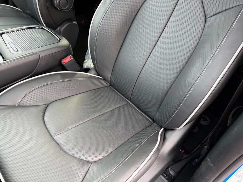 Chrysler Pacifica Vehicle Full-screen Gallery Image 33