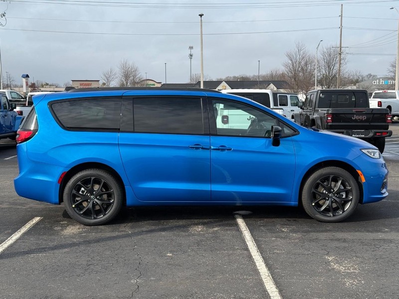 Chrysler Pacifica Vehicle Full-screen Gallery Image 2