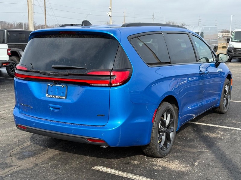 Chrysler Pacifica Vehicle Full-screen Gallery Image 3