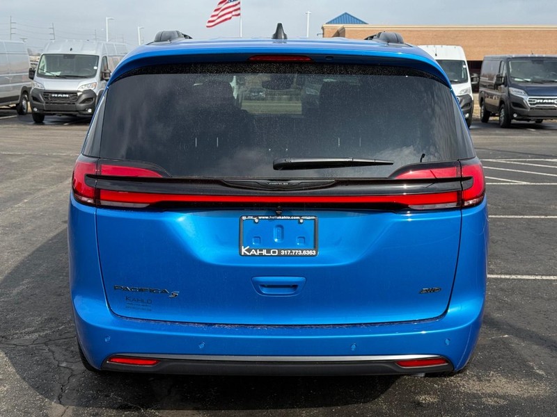 Chrysler Pacifica Vehicle Full-screen Gallery Image 4