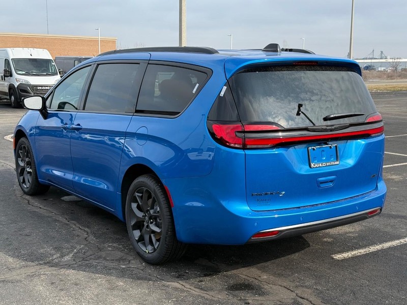 Chrysler Pacifica Vehicle Full-screen Gallery Image 5