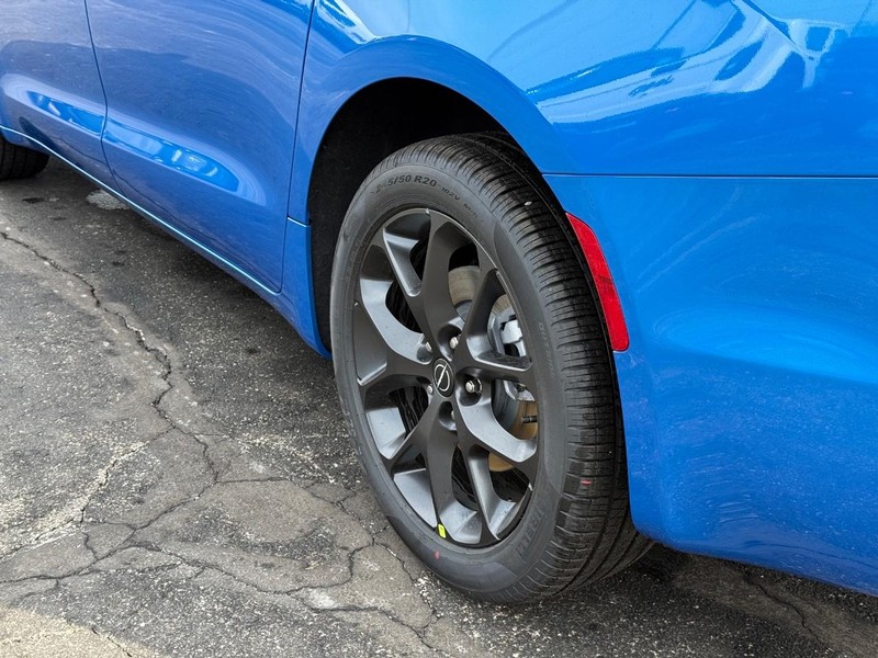 Chrysler Pacifica Vehicle Full-screen Gallery Image 6