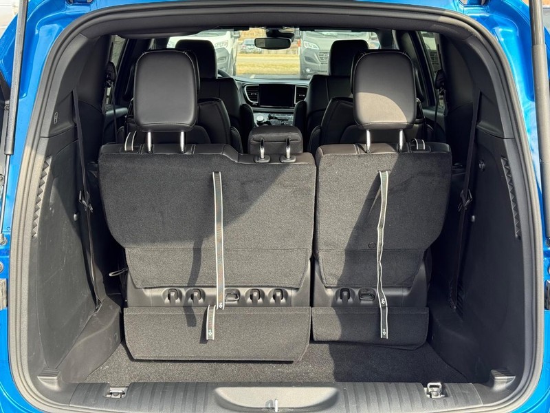 Chrysler Pacifica Vehicle Full-screen Gallery Image 7