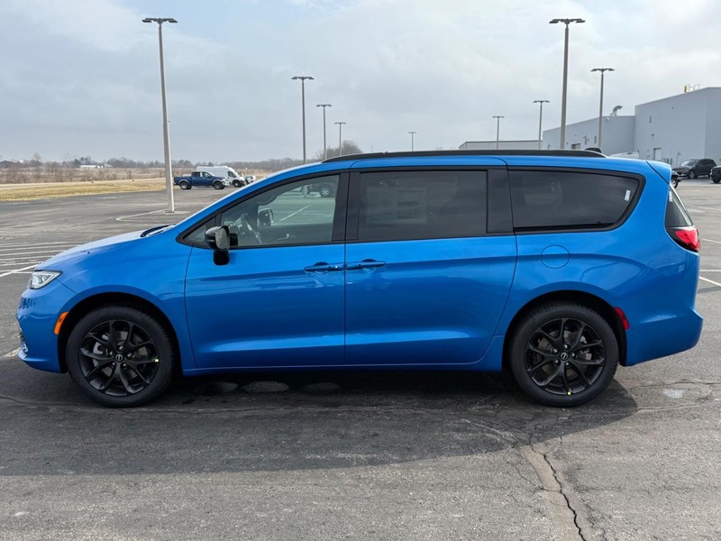 Chrysler Pacifica Vehicle Full-screen Gallery Image 9