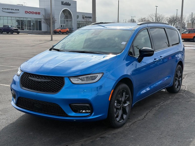 Chrysler Pacifica Vehicle Full-screen Gallery Image 10