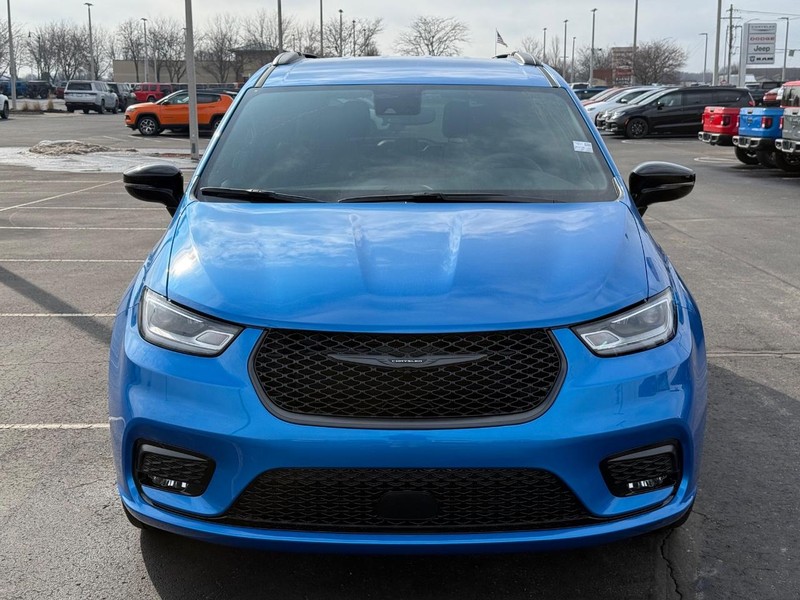 Chrysler Pacifica Vehicle Full-screen Gallery Image 11