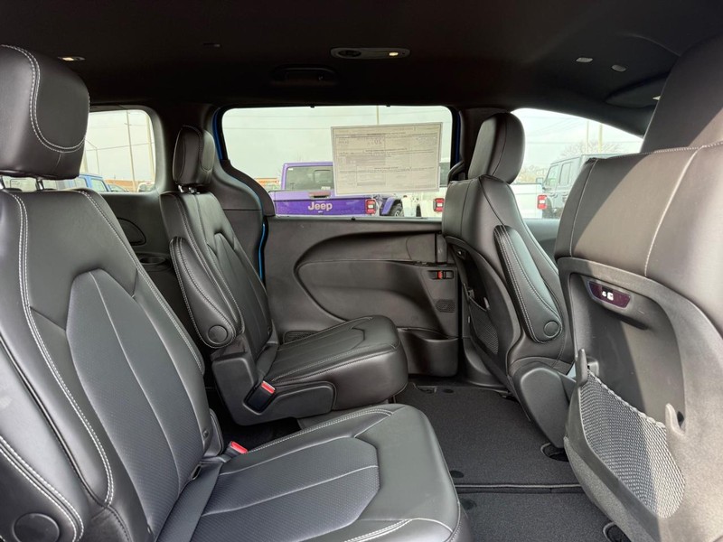 Chrysler Pacifica Vehicle Full-screen Gallery Image 12