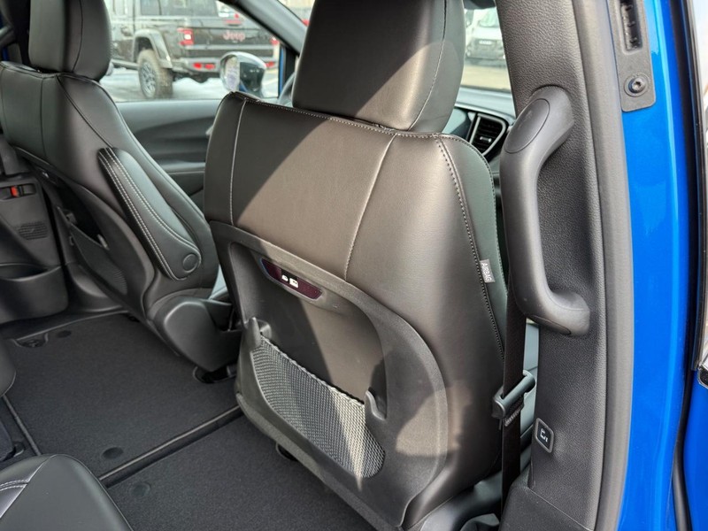 Chrysler Pacifica Vehicle Full-screen Gallery Image 13