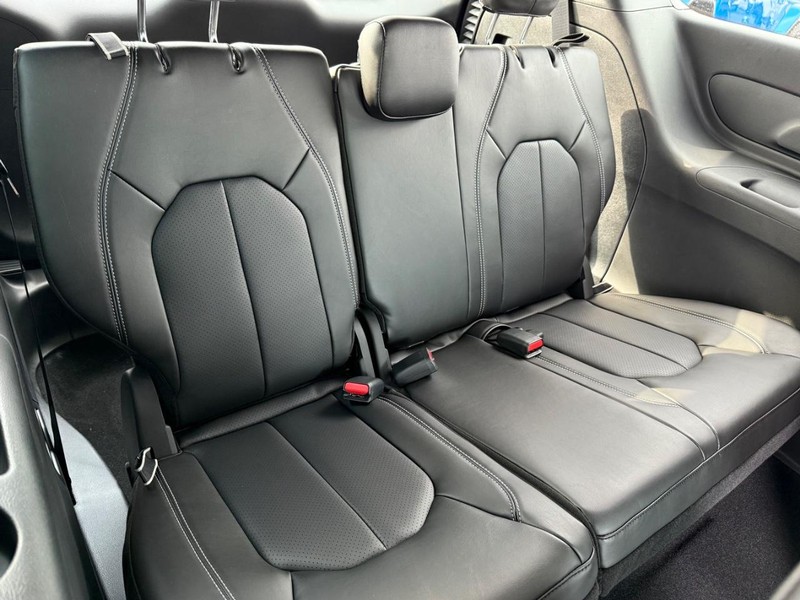 Chrysler Pacifica Vehicle Full-screen Gallery Image 14