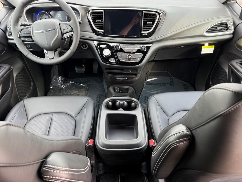 Chrysler Pacifica Vehicle Full-screen Gallery Image 15