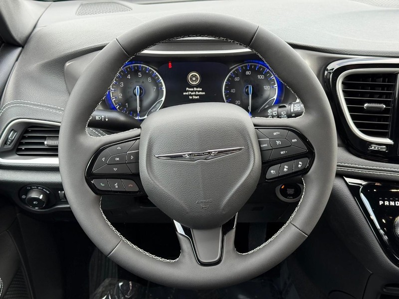 Chrysler Pacifica Vehicle Full-screen Gallery Image 16