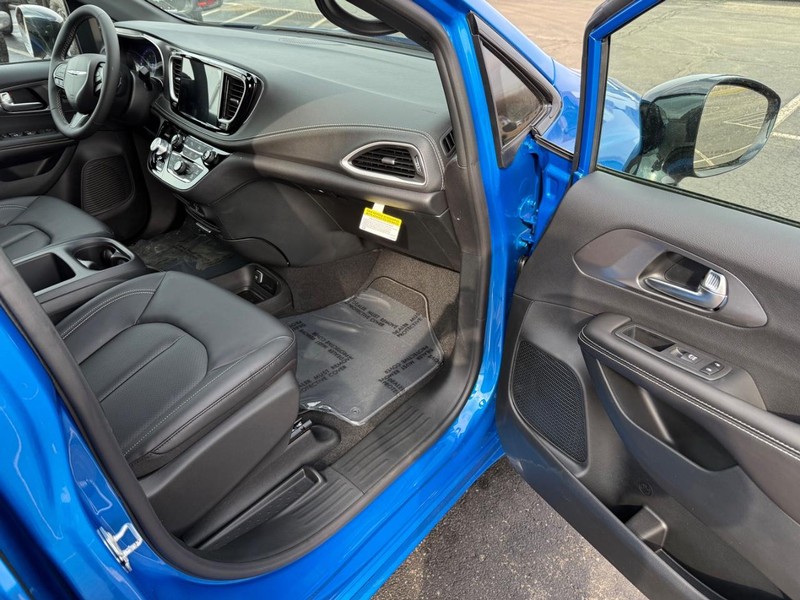 Chrysler Pacifica Vehicle Full-screen Gallery Image 17