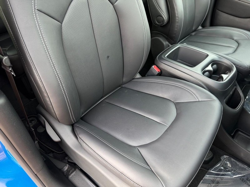 Chrysler Pacifica Vehicle Full-screen Gallery Image 18