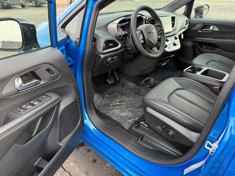 Chrysler Pacifica Vehicle Full-screen Gallery Image 19