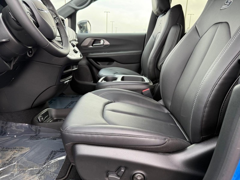 Chrysler Pacifica Vehicle Full-screen Gallery Image 20