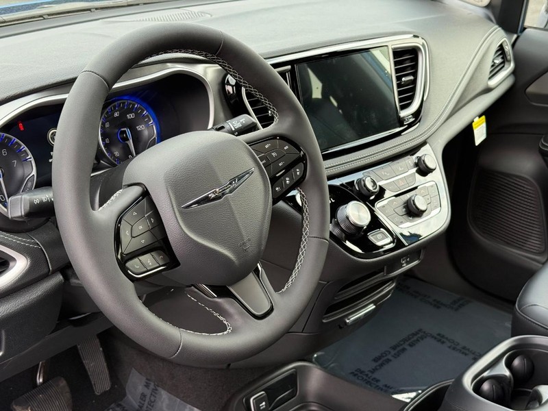 Chrysler Pacifica Vehicle Full-screen Gallery Image 21