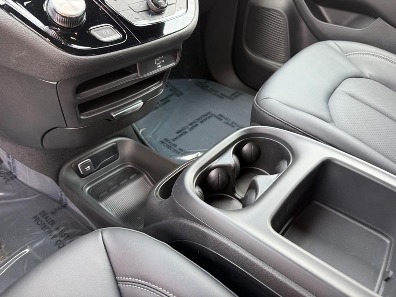 Chrysler Pacifica Vehicle Full-screen Gallery Image 28