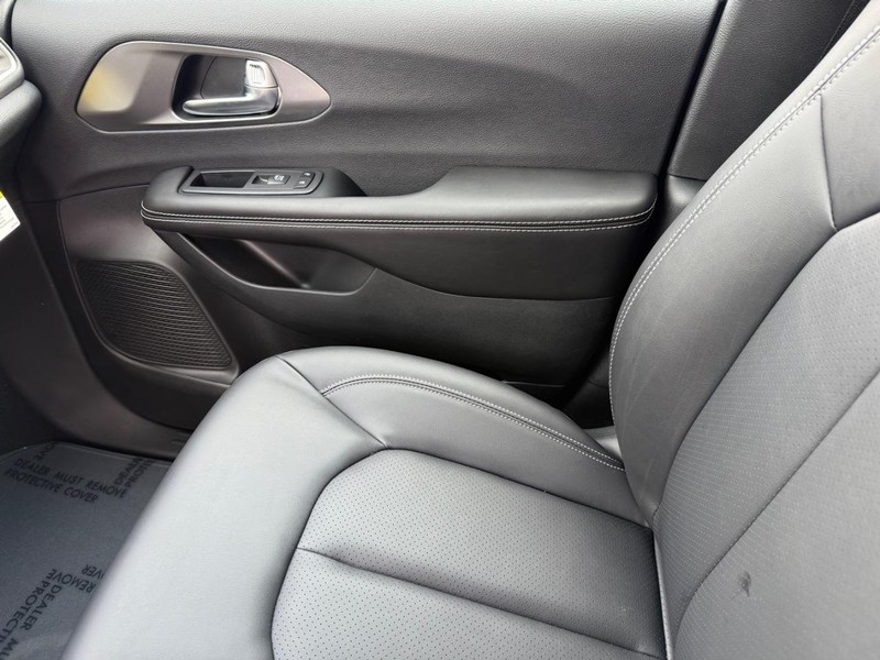 Chrysler Pacifica Vehicle Full-screen Gallery Image 29