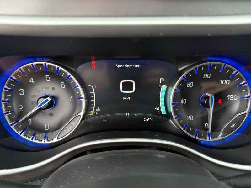 Chrysler Pacifica Vehicle Full-screen Gallery Image 30