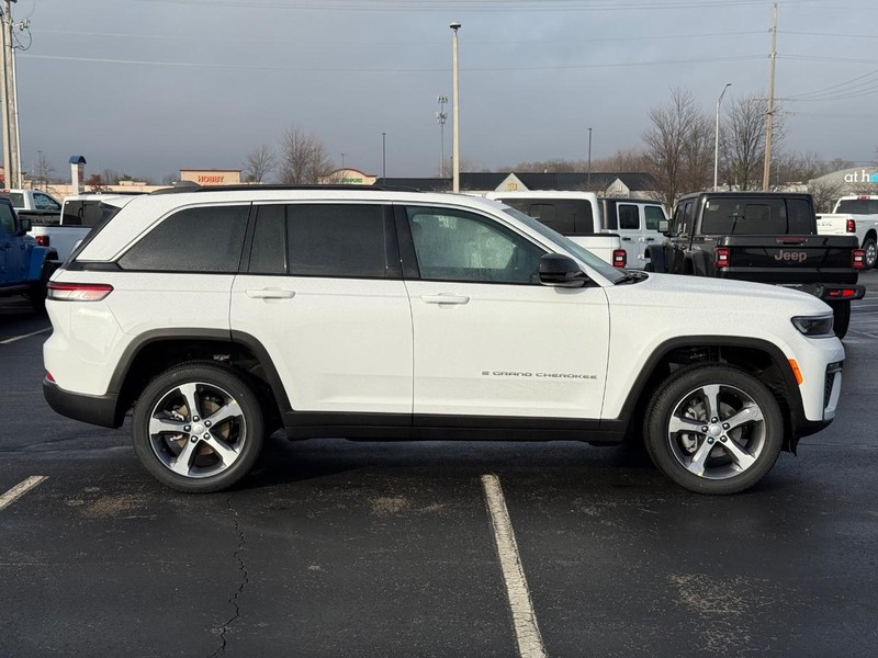 Jeep Grand Cherokee Vehicle Full-screen Gallery Image 2