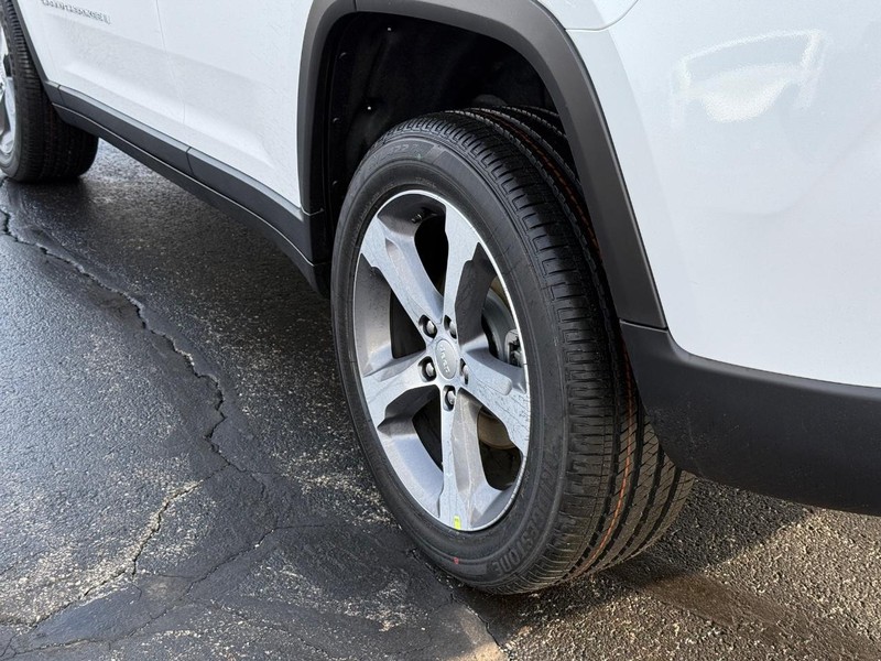 Jeep Grand Cherokee Vehicle Full-screen Gallery Image 6