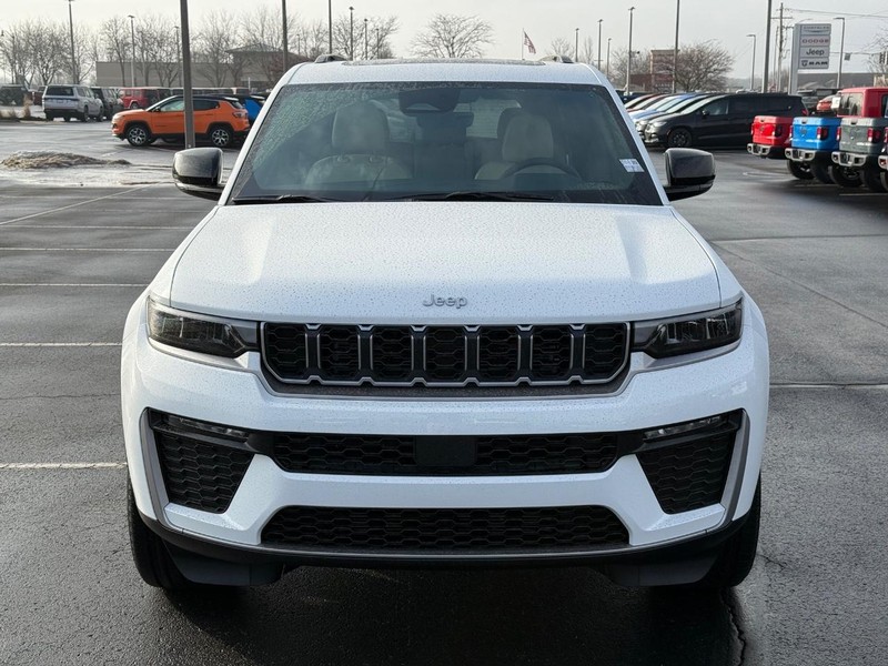 Jeep Grand Cherokee Vehicle Full-screen Gallery Image 11