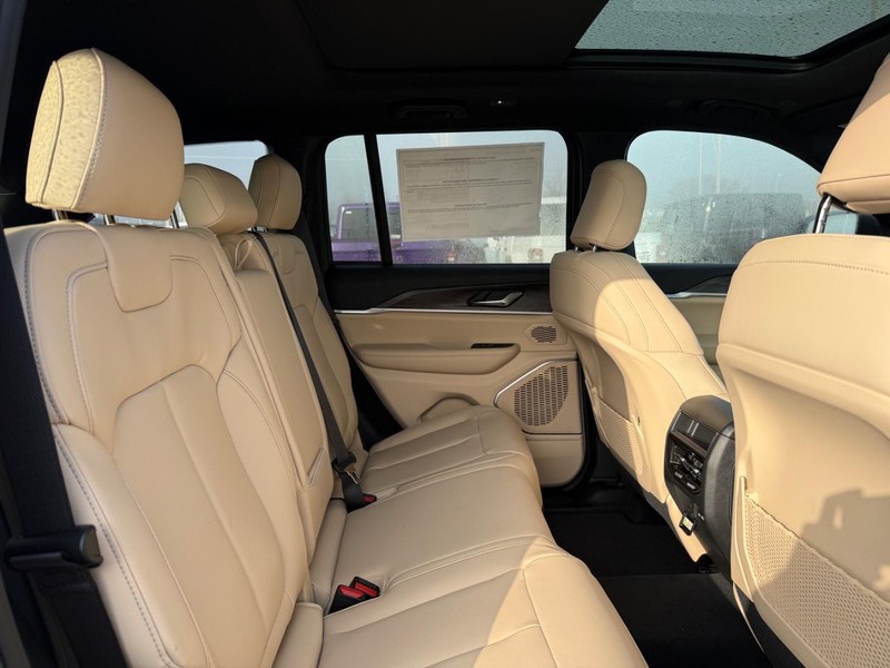 Jeep Grand Cherokee Vehicle Full-screen Gallery Image 12