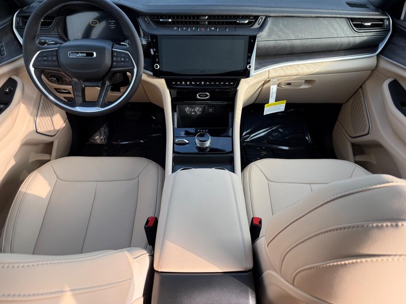 Jeep Grand Cherokee Vehicle Full-screen Gallery Image 15