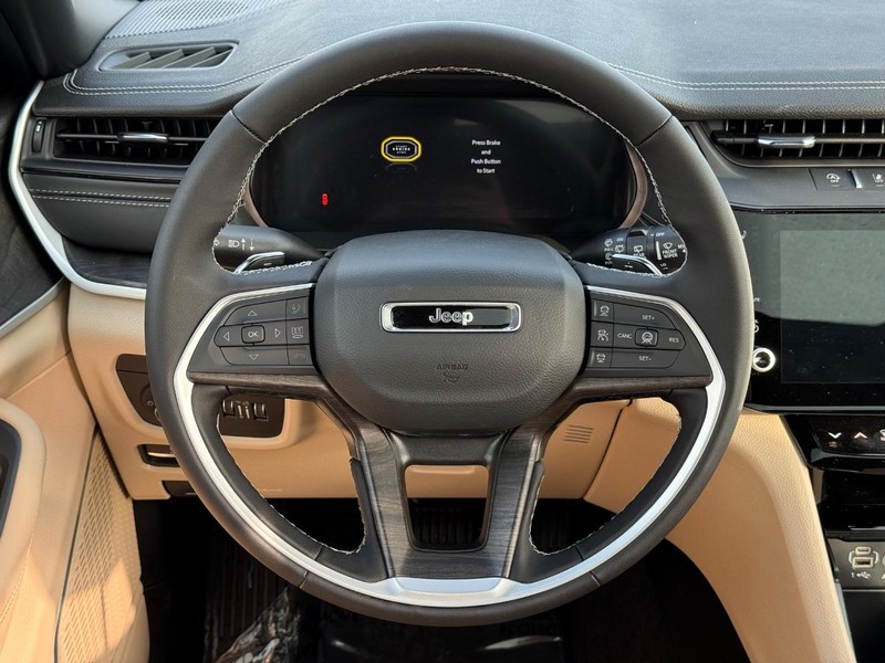 Jeep Grand Cherokee Vehicle Full-screen Gallery Image 16