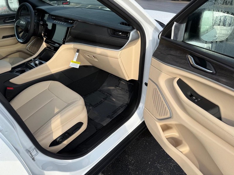 Jeep Grand Cherokee Vehicle Full-screen Gallery Image 17