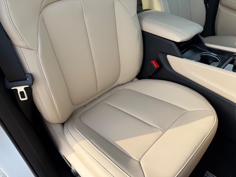 Jeep Grand Cherokee Vehicle Full-screen Gallery Image 18