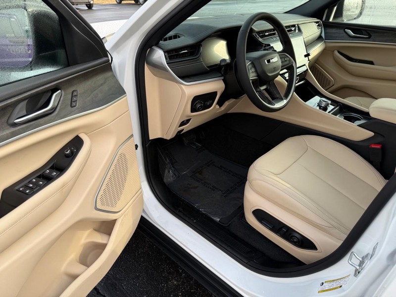 Jeep Grand Cherokee Vehicle Full-screen Gallery Image 19