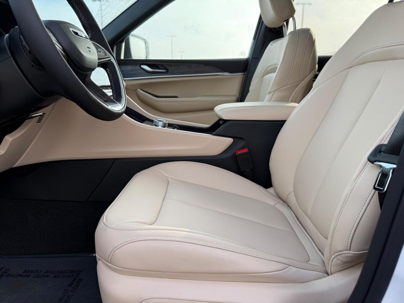 Jeep Grand Cherokee Vehicle Full-screen Gallery Image 20