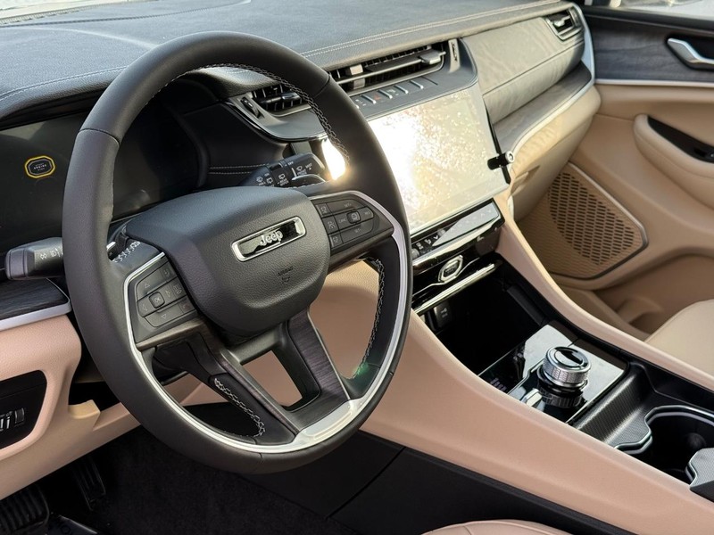 Jeep Grand Cherokee Vehicle Full-screen Gallery Image 21